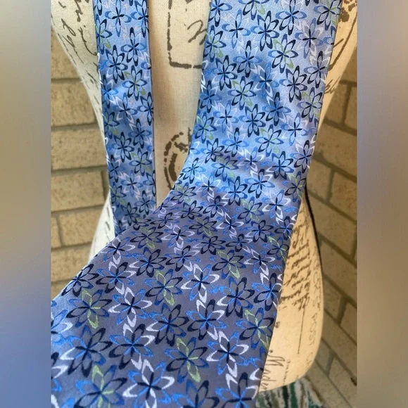 Jhane Barnes 100% Silk Blue Floral Botanical Starburst Geometric Pattern Tie - Picture 11 of 17